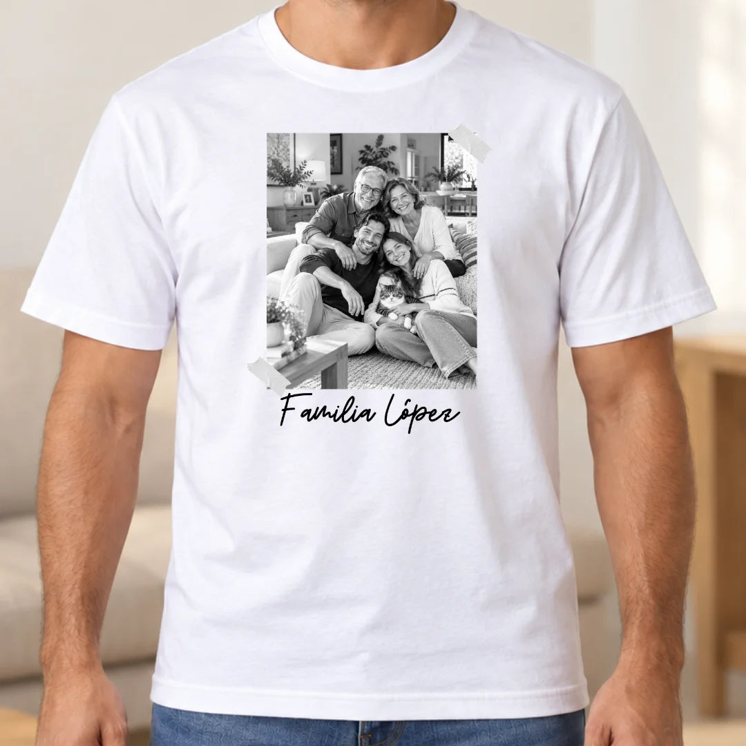 Familia en un Instante – Camiseta Personalizada con Foto y Apellido