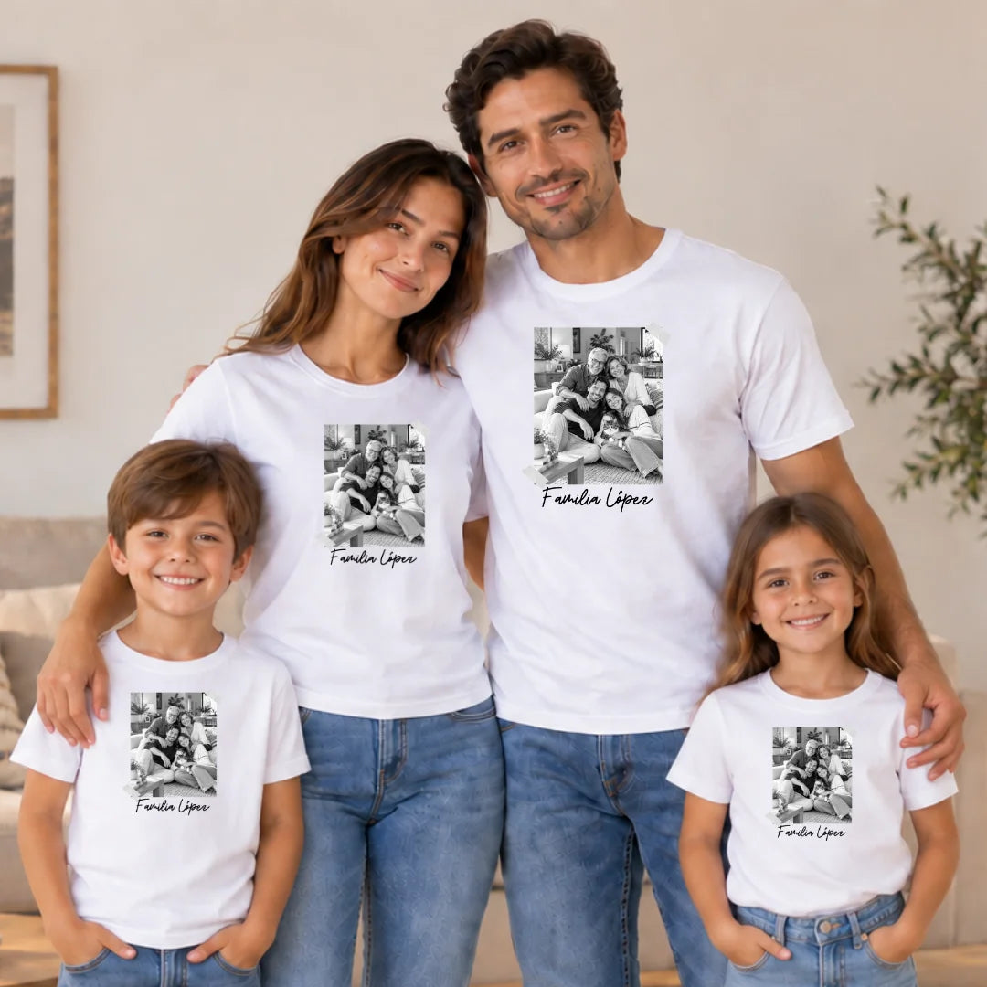 Familia en un Instante – Camiseta Personalizada con Foto y Apellido
