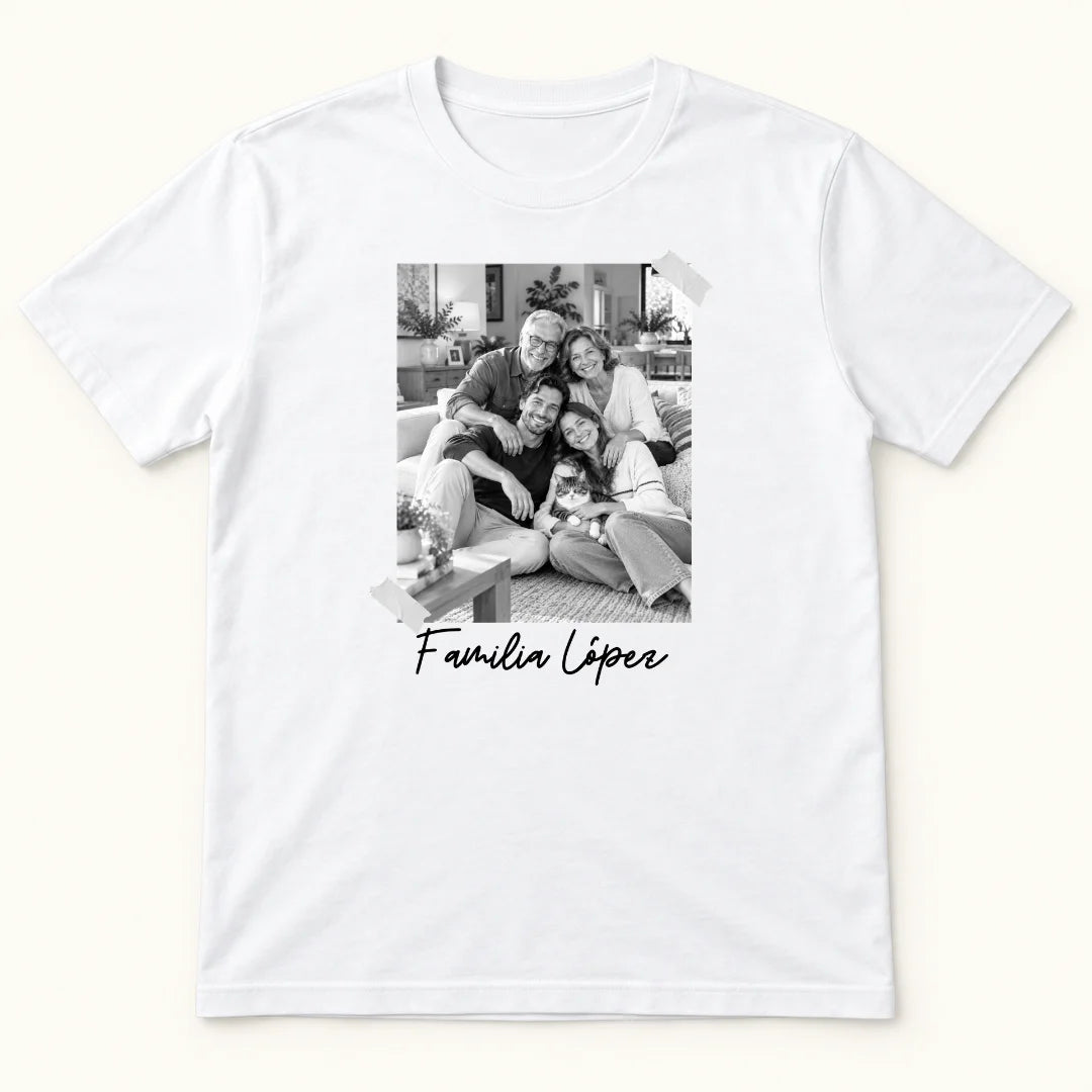 Familia en un Instante – Camiseta Personalizada con Foto y Apellido