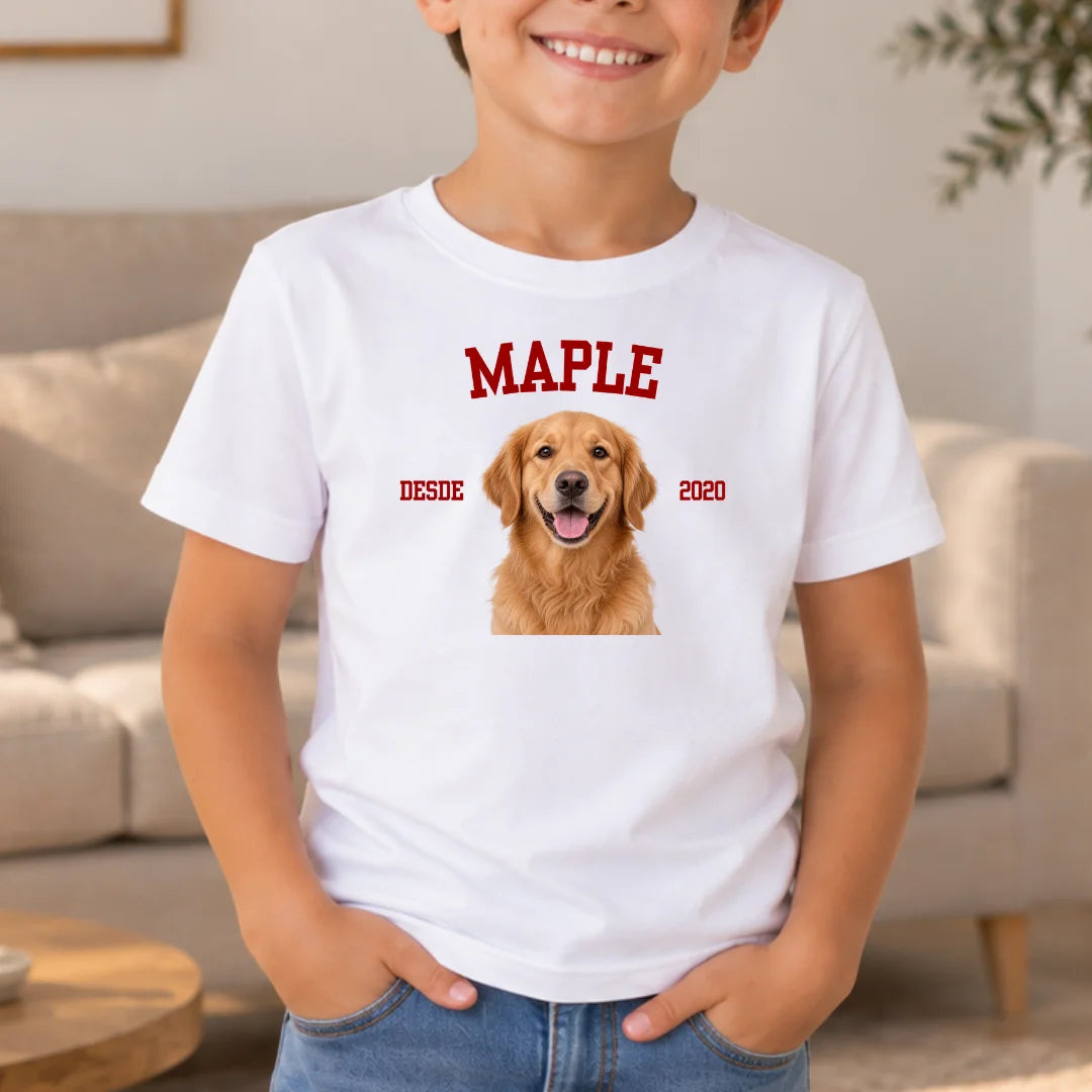 Siempre Parte de Nosotros – Camiseta Personalizada para Perro con Nombre y Año