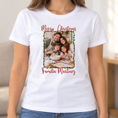 Nuestro Momento Navideño – Camiseta Personalizada con Foto y Apellido